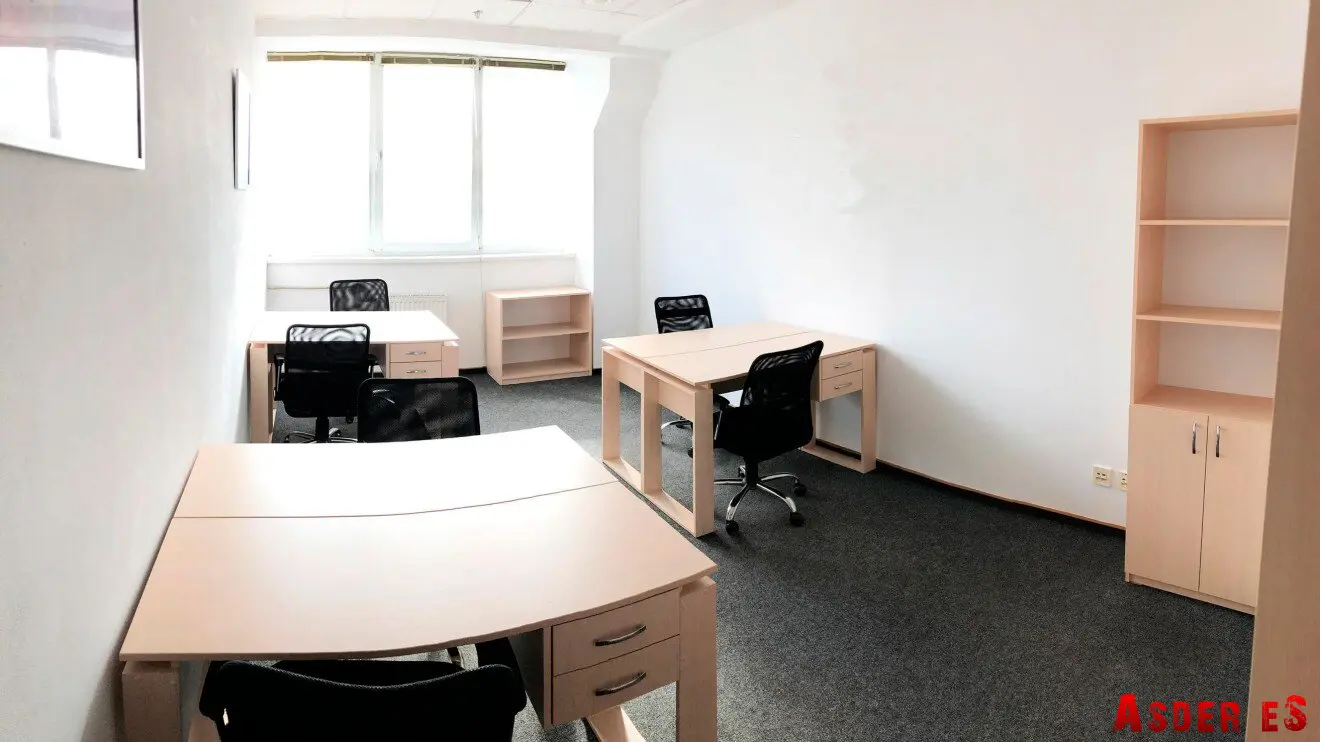 В понедельник расфранченный Жорик