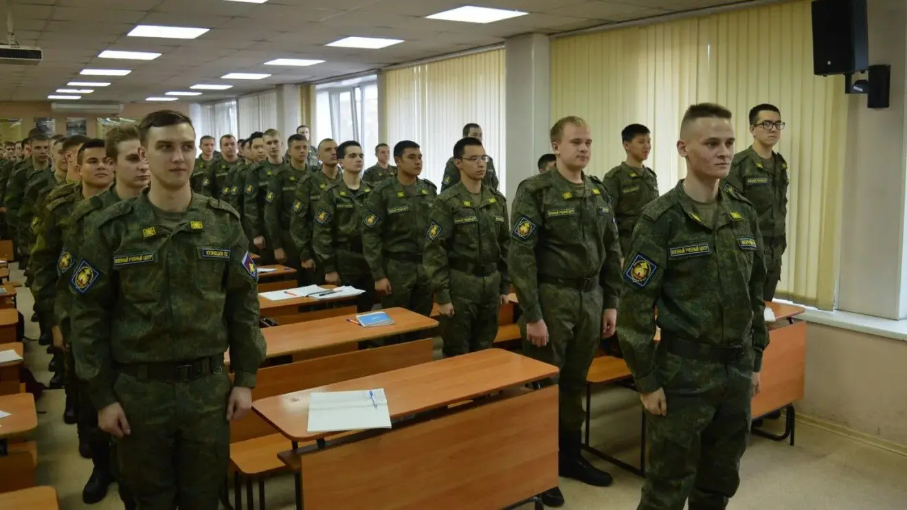 Умело действуя штыком и прикладом