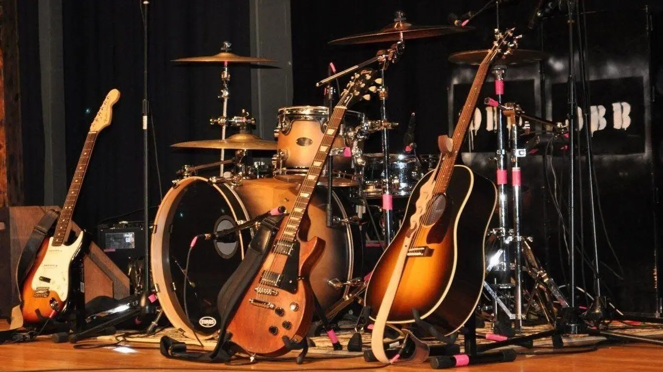 Гитары, басы, хайхэт и бочка
